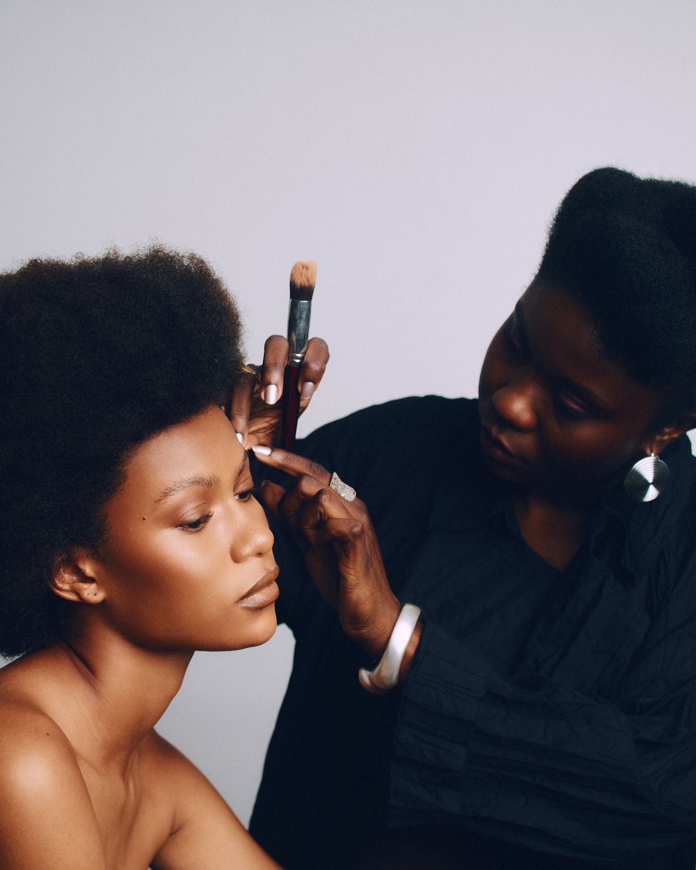 Naomi Ninck maquiando em set