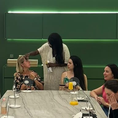 Naomi ministrando aula presencial